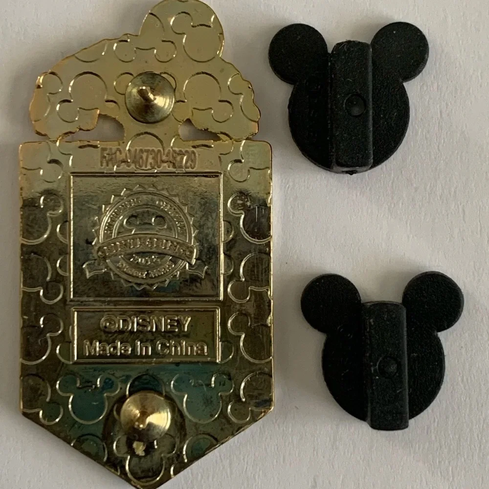 Disney VIP Tours - VIP lanyard medal - Picture 11 of 15
